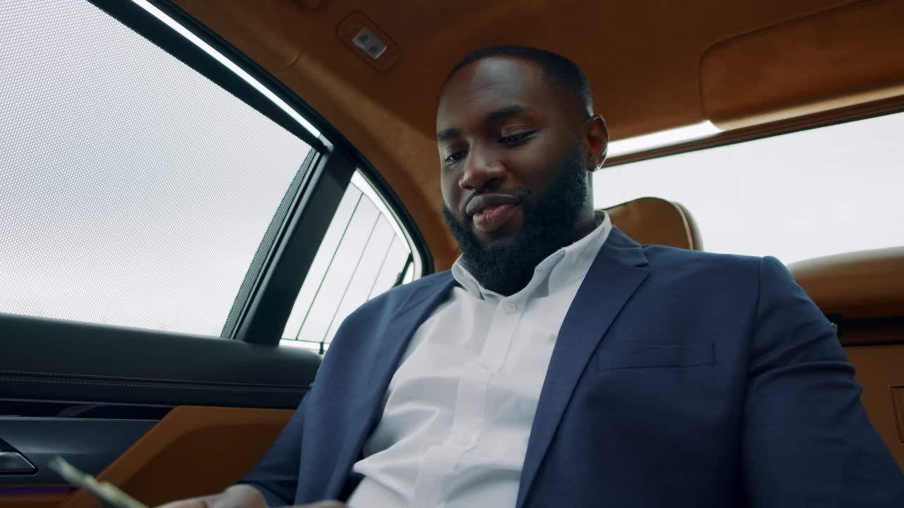 차에서 돈을 세는 남자