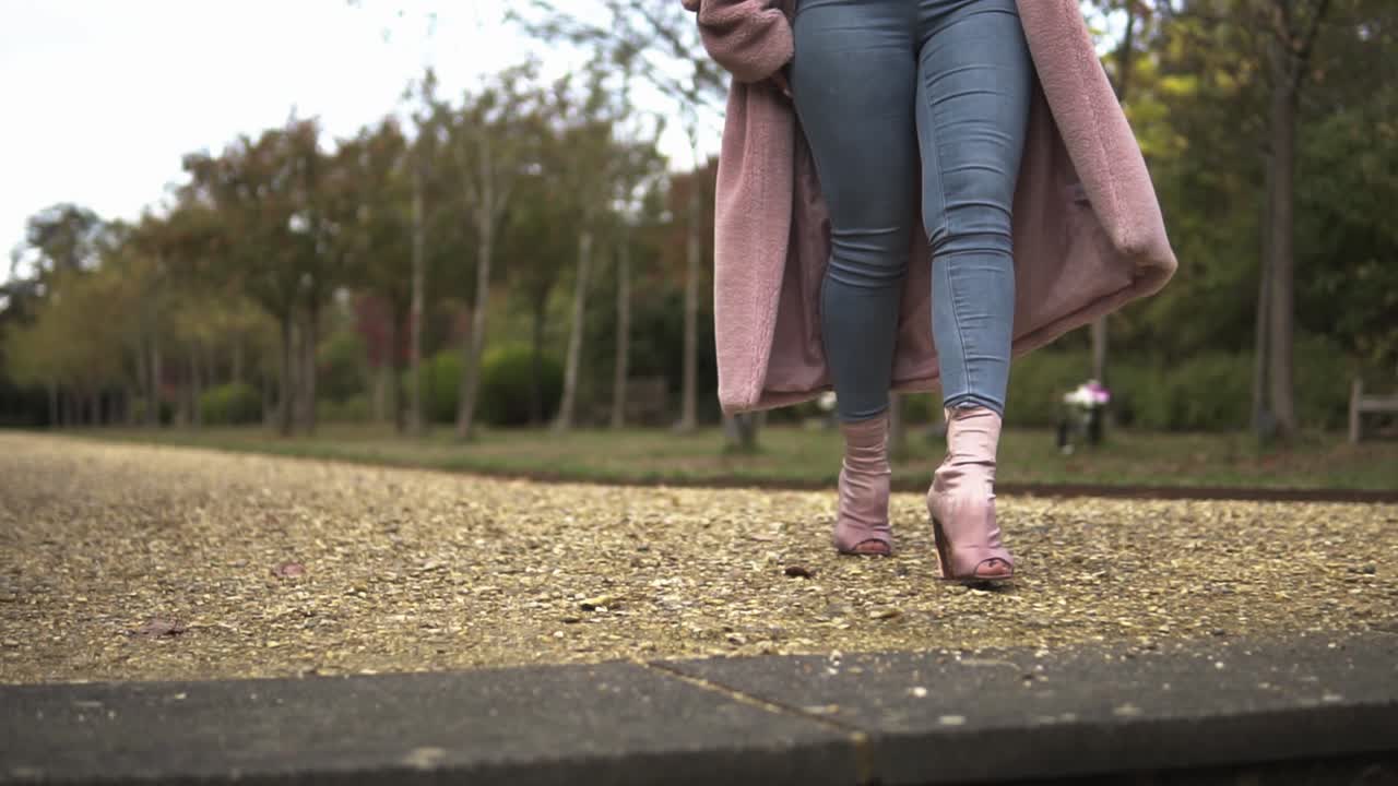 mujer con curvas caminando por el parque y bajando las escaleras
