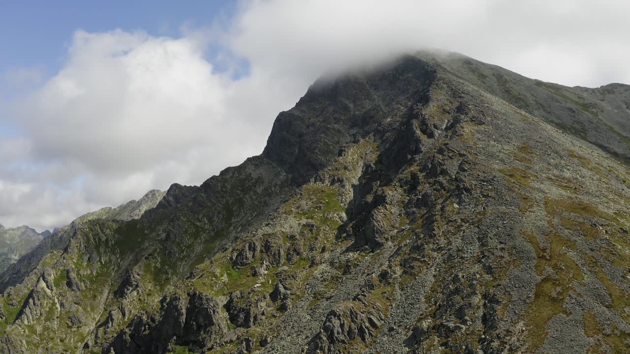 la hermosa y pacífica cumbre krivan en eslovaquia con el pico más alto tocando las nubes - inclinación hacia arriba