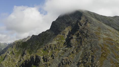 斯洛伐克的美丽和平的克里万山峰,最高峰触及云层 - 倾斜向上