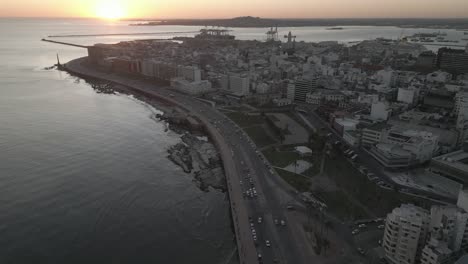 Montevideo-Skyline-Stadtbild-Aus-Der-Luft-Bei-Sonnenuntergang-Mit-Verkehrsstraße-An-Der-Küste