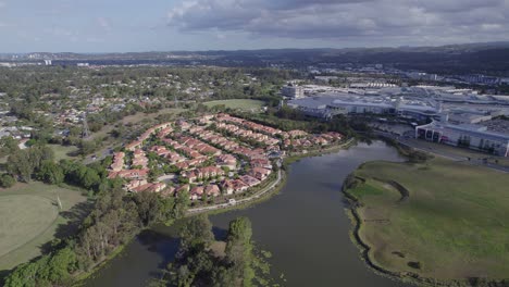 Bienes-Raíces-Cerca-Del-Centro-De-La-Ciudad-De-Robina-Junto-Al-Arroyo-Mudgeeraba-En-Queensland,-Australia