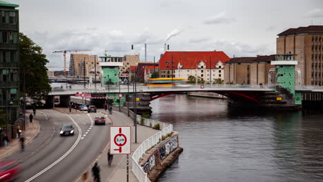 Regnerisches-Kopenhagener-Stadtbild-Im-Zeitraffer-Mit-Alter-Europäischer-Architektur