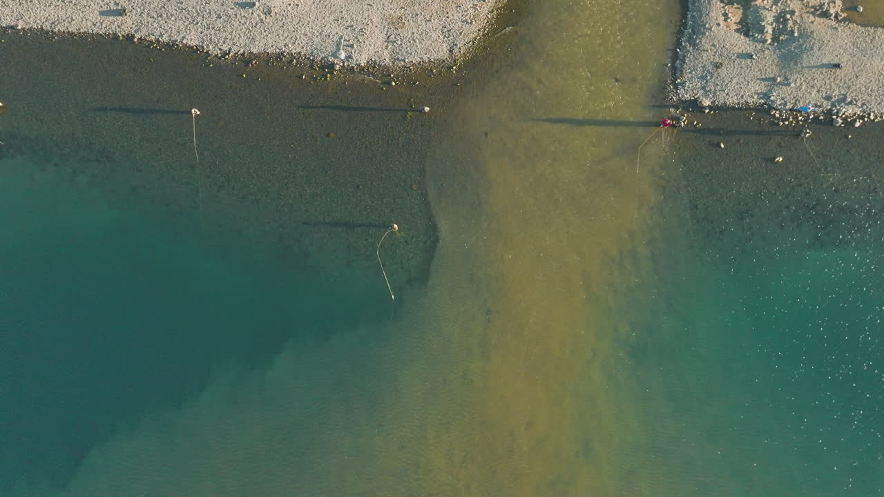 아르헨티나 쥬라기 호수에서 플라이 낚시를 하는 사람들의 놀랍도록 높은 비행 공중 샷