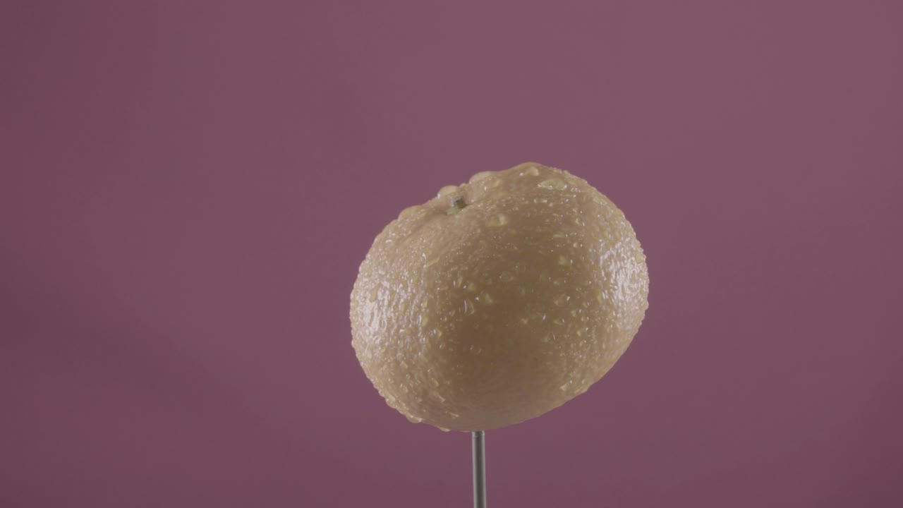 мандарина вращается с петлей на экране фуксии для хроматического ключа