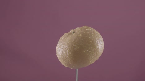 mandarina giratoria con bucle en pantalla de fucsia para la llave de croma