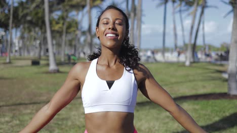 mujer negra relajante entrenando en un parque soleado