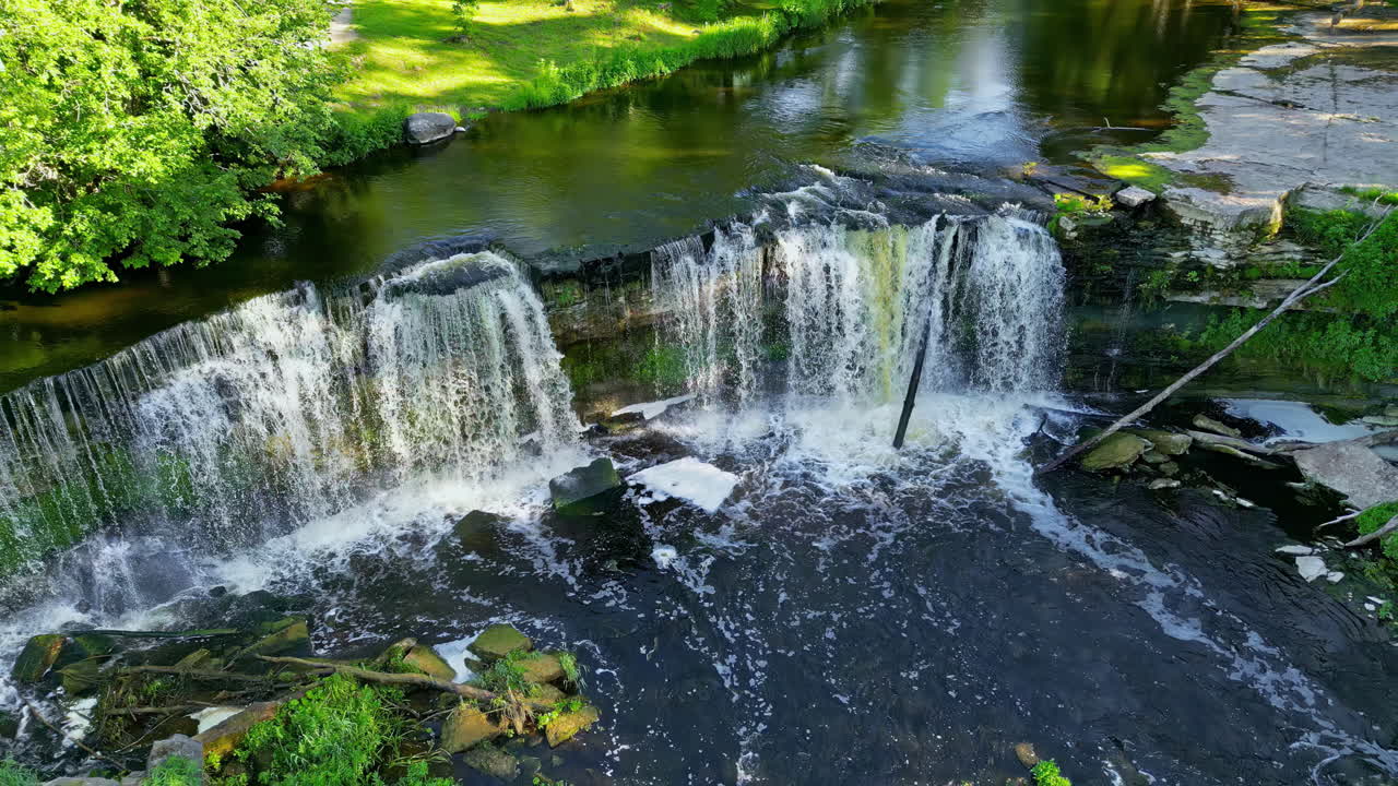 foto aérea de las cascadas naturales en el parque nacional de keila joa, estonia desde arriba