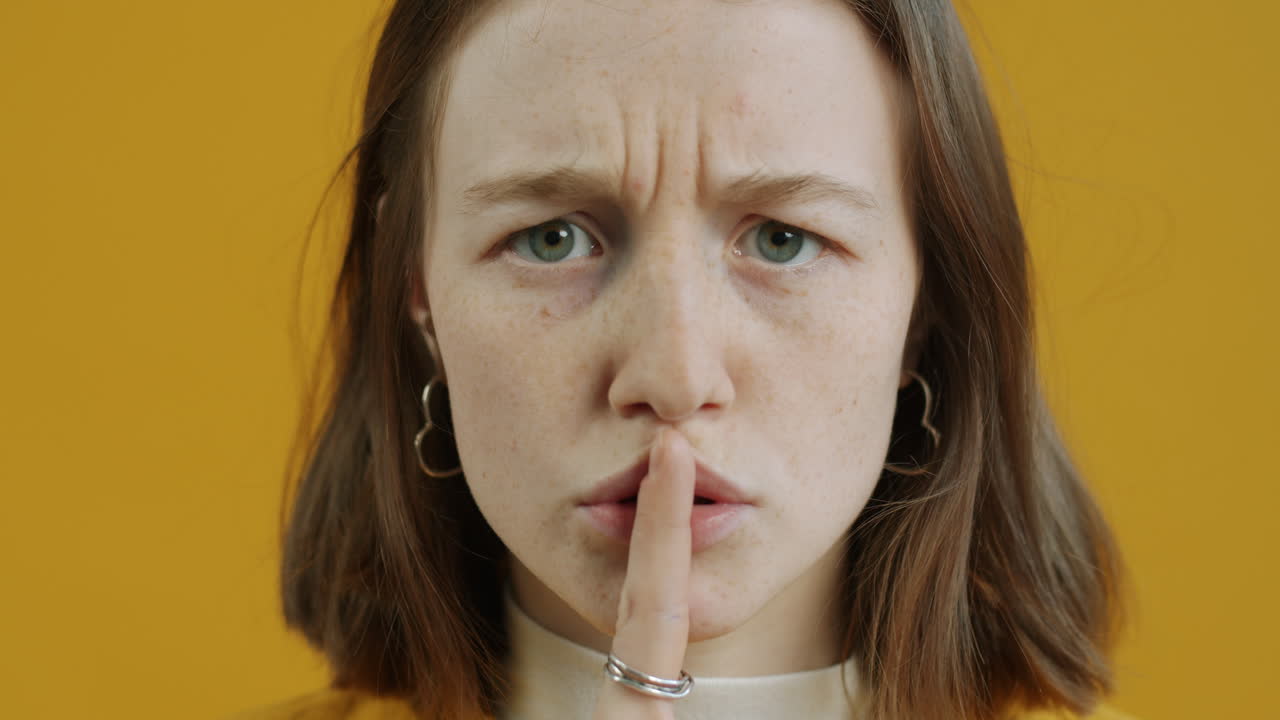 입술에 손가락을 은 여자