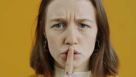 mujer con el dedo en los labios