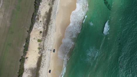 Antena:-Tres-Camiones-En-La-Playa-De-Arena-De-Orquídeas-En-La-Isla-Fraser,-Aus