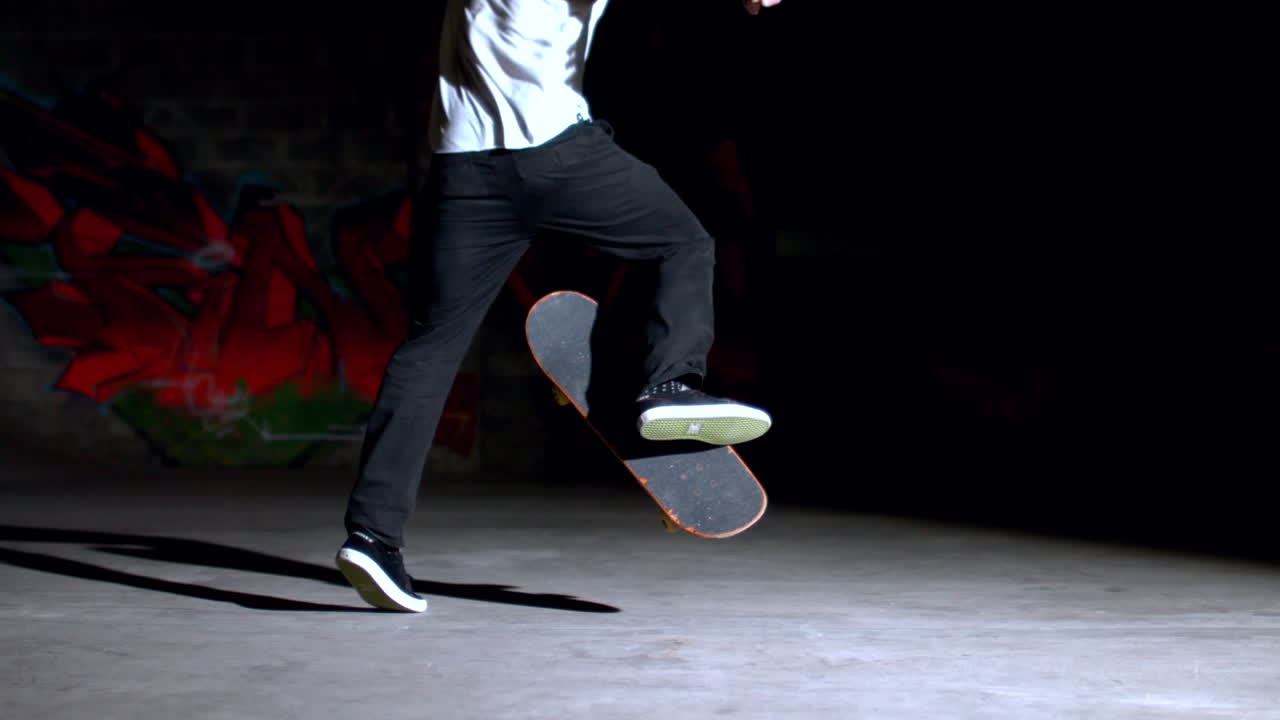 Skater che esegue un trick no comply 180