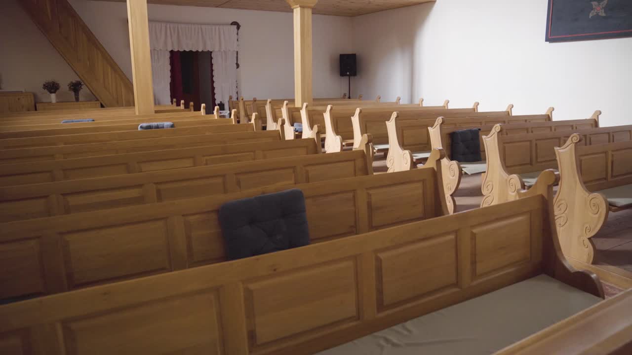 작고 텅 빈 개혁 교회 내부에 줄지어 늘어선 자