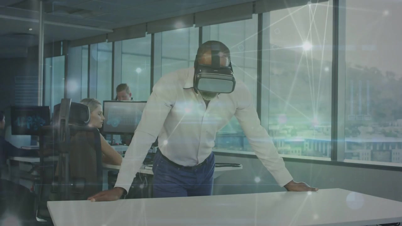 Manager aktiviert VR-Headset, zeigt Tech-Demo am Tisch, während sich ein Netzwerk-Overlay verstärkt
