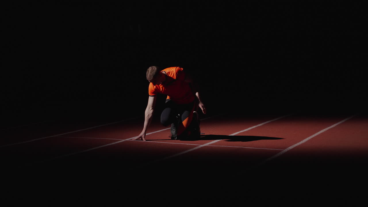 atleta listo para correr en una pista