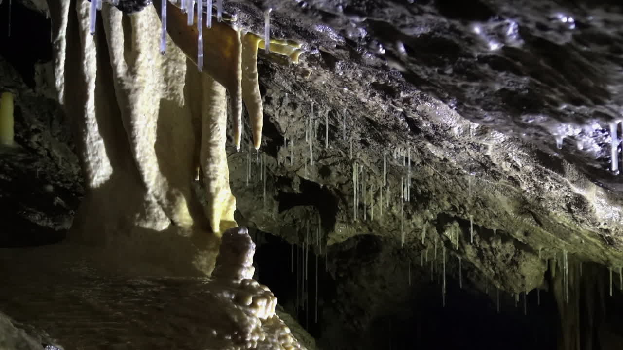 la luz cambiante en la cueva negra muestra diferentes espeleotemas hermosos