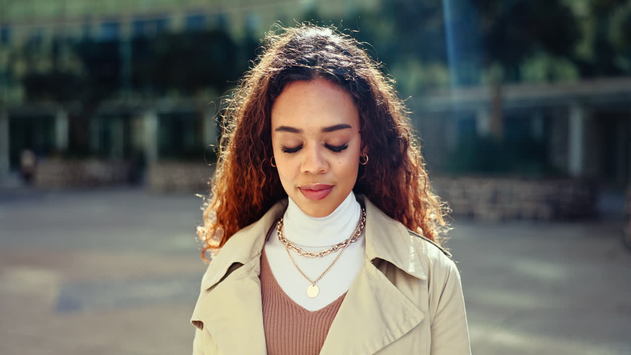 cara, moda y sonrisa con una mujer negra