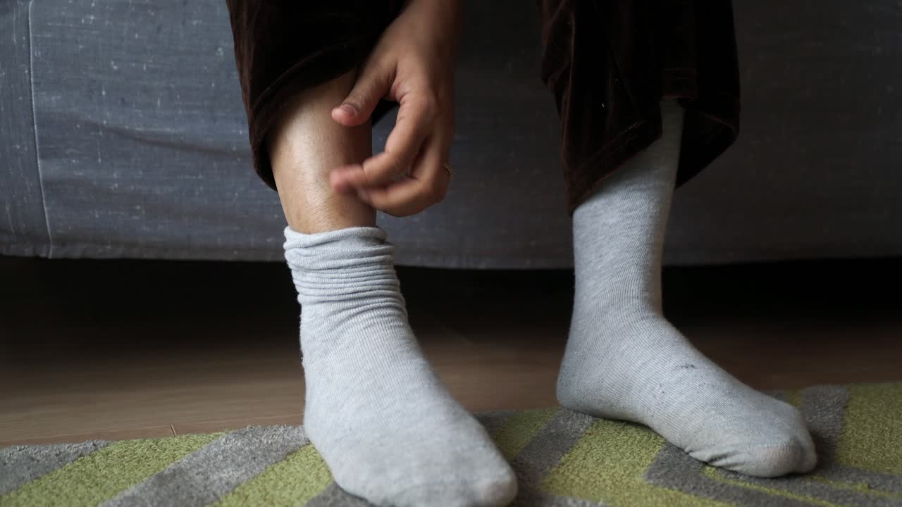 persona que examina su pierna