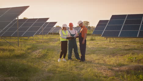 equipo de mantenimiento de paneles solares
