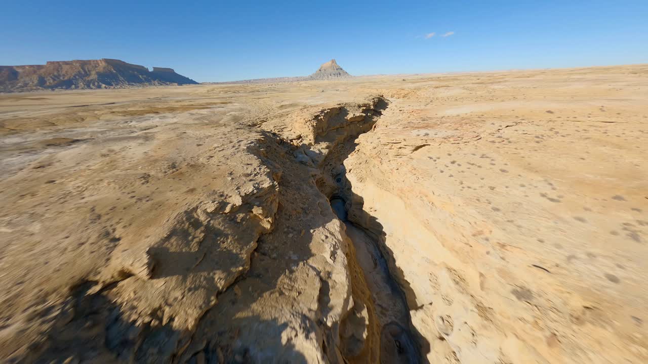 언덕과 협곡에서 공장 버트 fpv 드론 저공비행