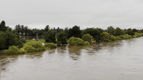 north inch park sumergido bajo el agua durante las trágicas inundaciones en el río tay en perth