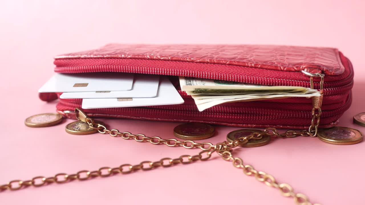 신용 카드, 현금, 동전 이 들어 있는 빨간 지갑