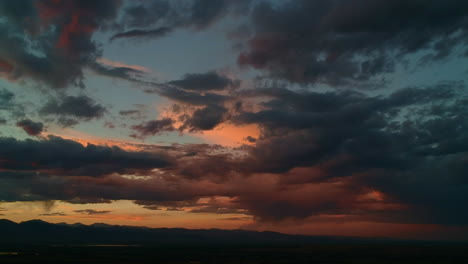 nubes en llamas puesta de sol en boulder colorado