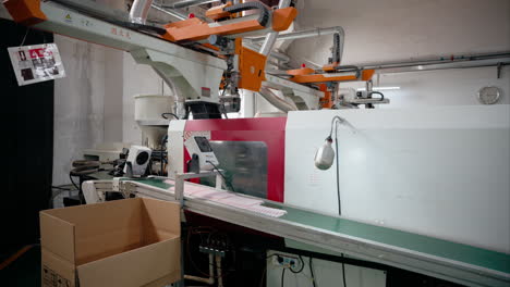 máquina de moldeo por inyección de plástico con un brazo robótico