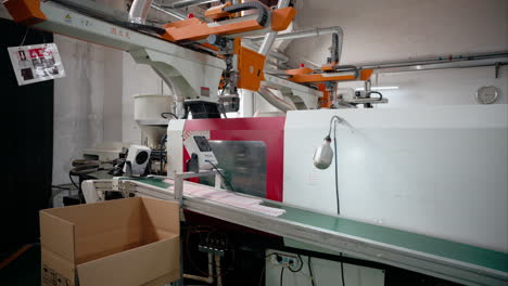 plastic injection moulding machine with a robotic arm