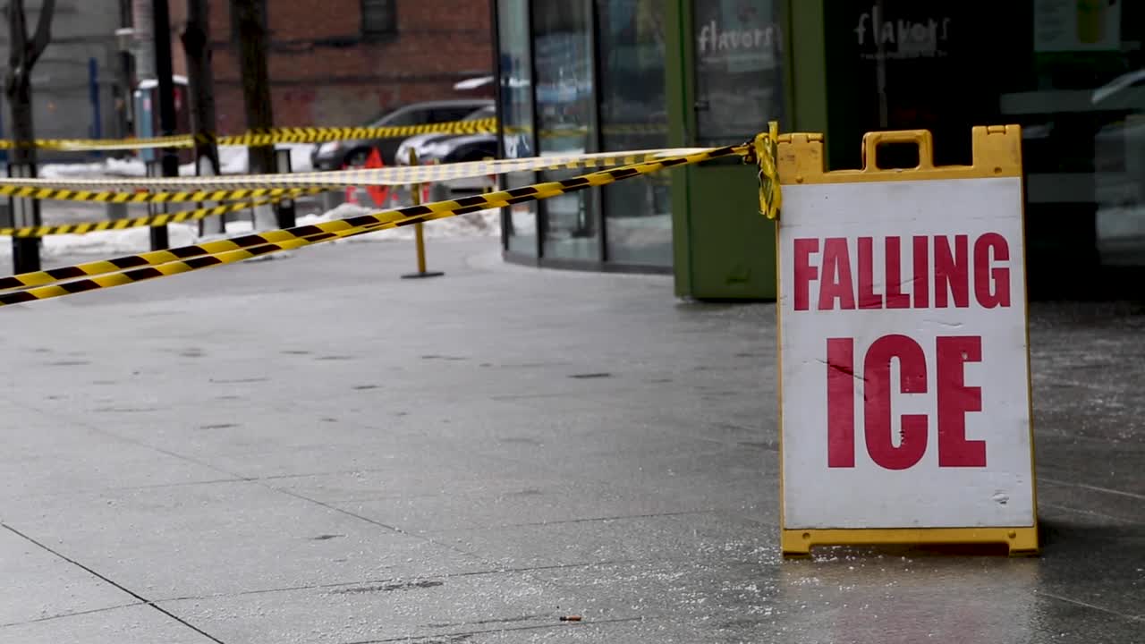 겨울 동안 뉴욕 시내 금융가 거리의 눈 거리 표지판