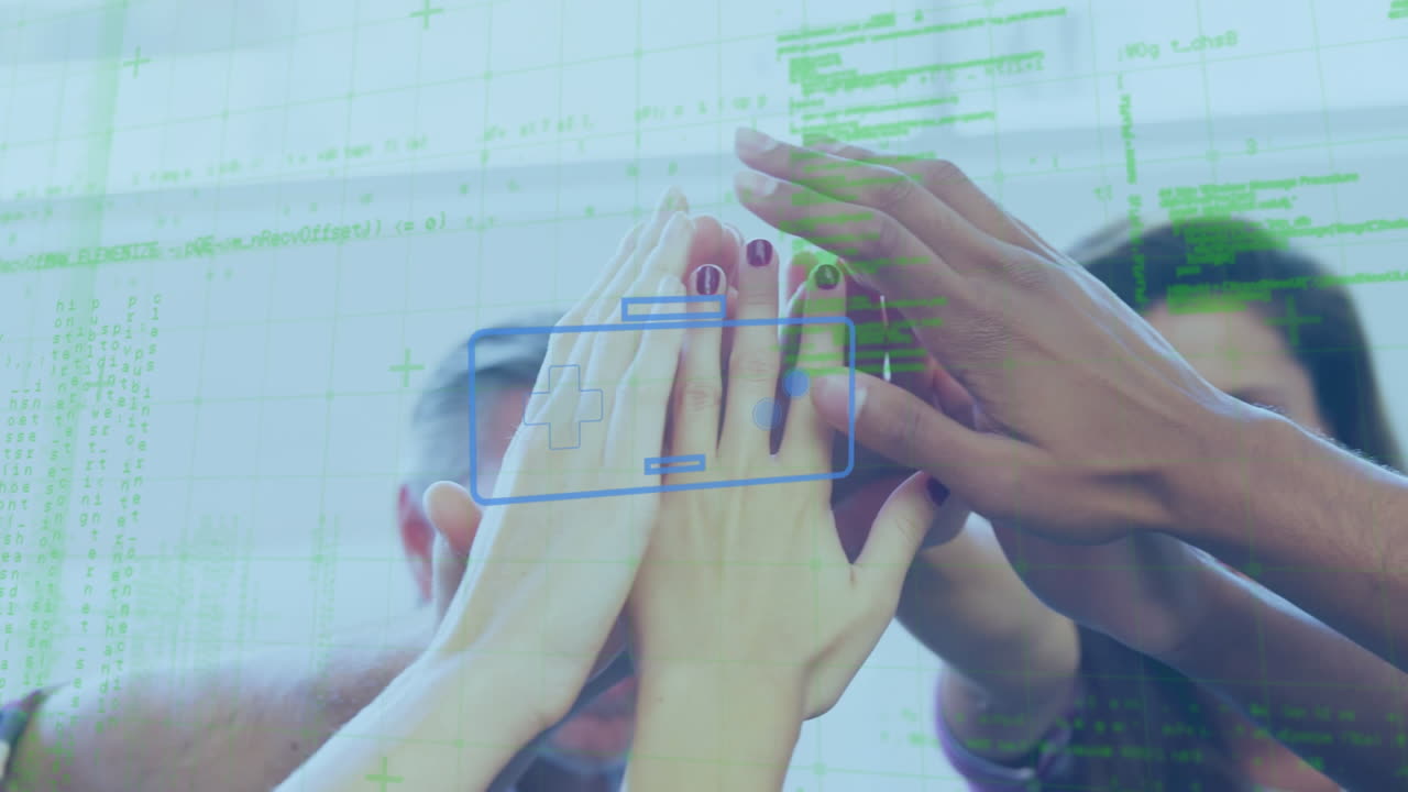 데이터 프로세싱 및 게임 패드 아이콘의 애니메이션 다양한 비즈니스 사람들이 팀을 이루고 있습니다.