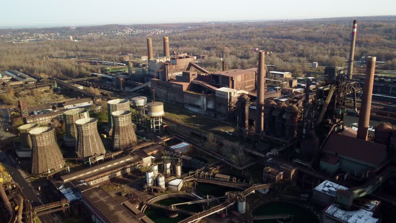 altos hornos de acero inactivos, torres de refrigeración y chimeneas en ostrava-libert
