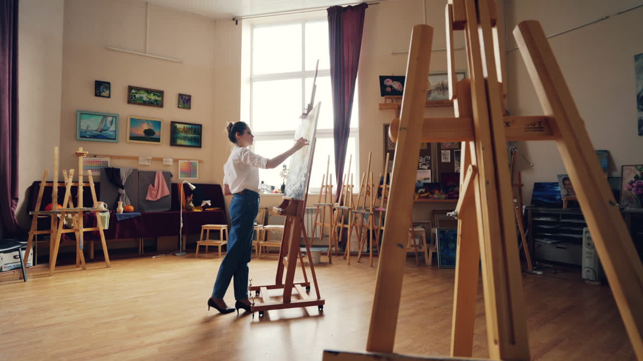 미술 스튜디오 에서 그림 을 그리는 여자