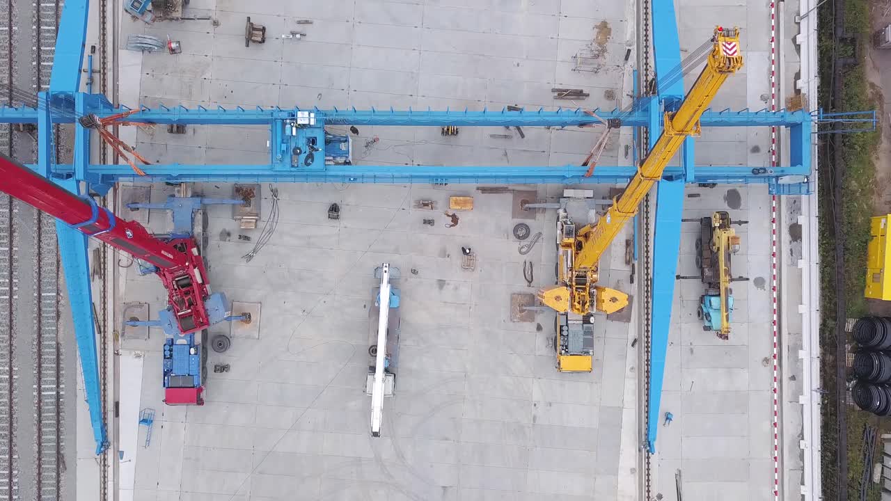 Sitio de construcción con grúas