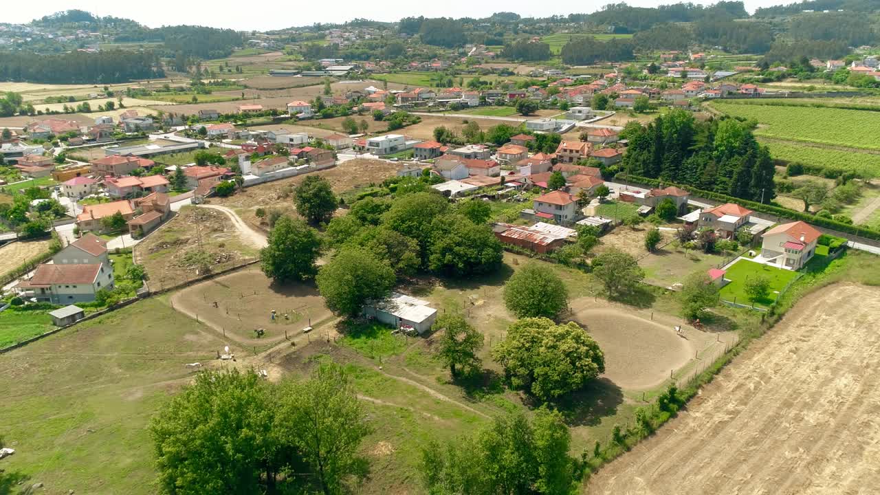 pasatiempo de lluvia durante las vacaciones a caballo en la granja club ecuestre una familia joven cabalga