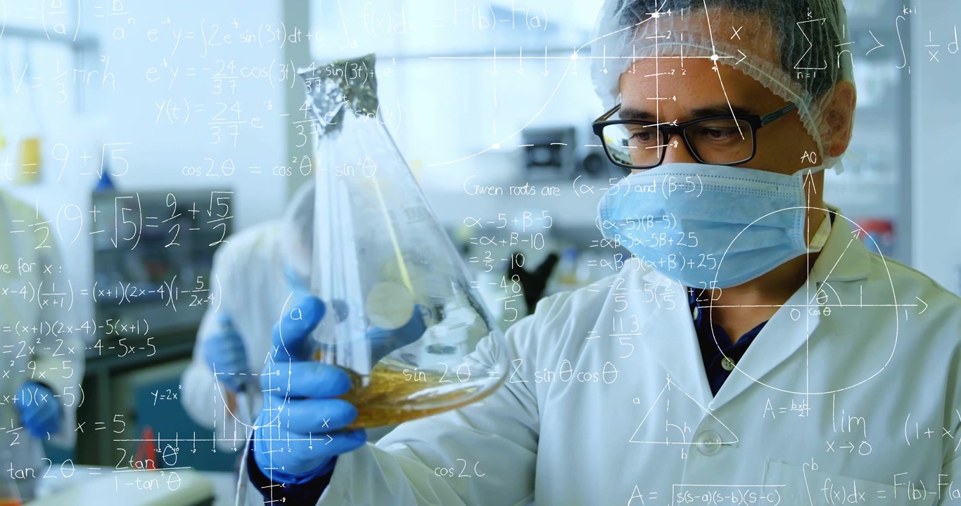 Tecnico di laboratorio che solleva una beuta e controlla la limpidezza di un liquido ambrato, con equazioni sovrapposte