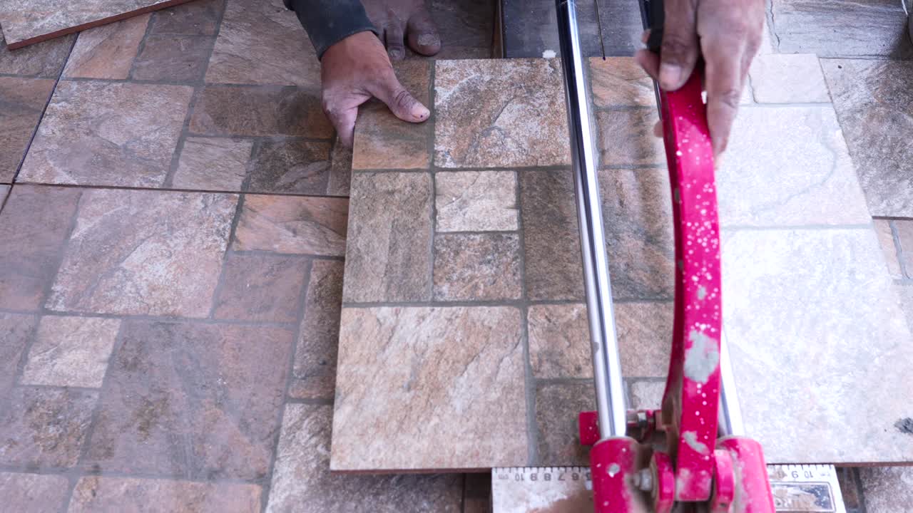 hombres trabajadores de la construcción constructor cortando azulejos en casa