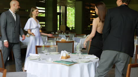 Gente-Llegando-A-La-Mesa-De-Su-Amigo