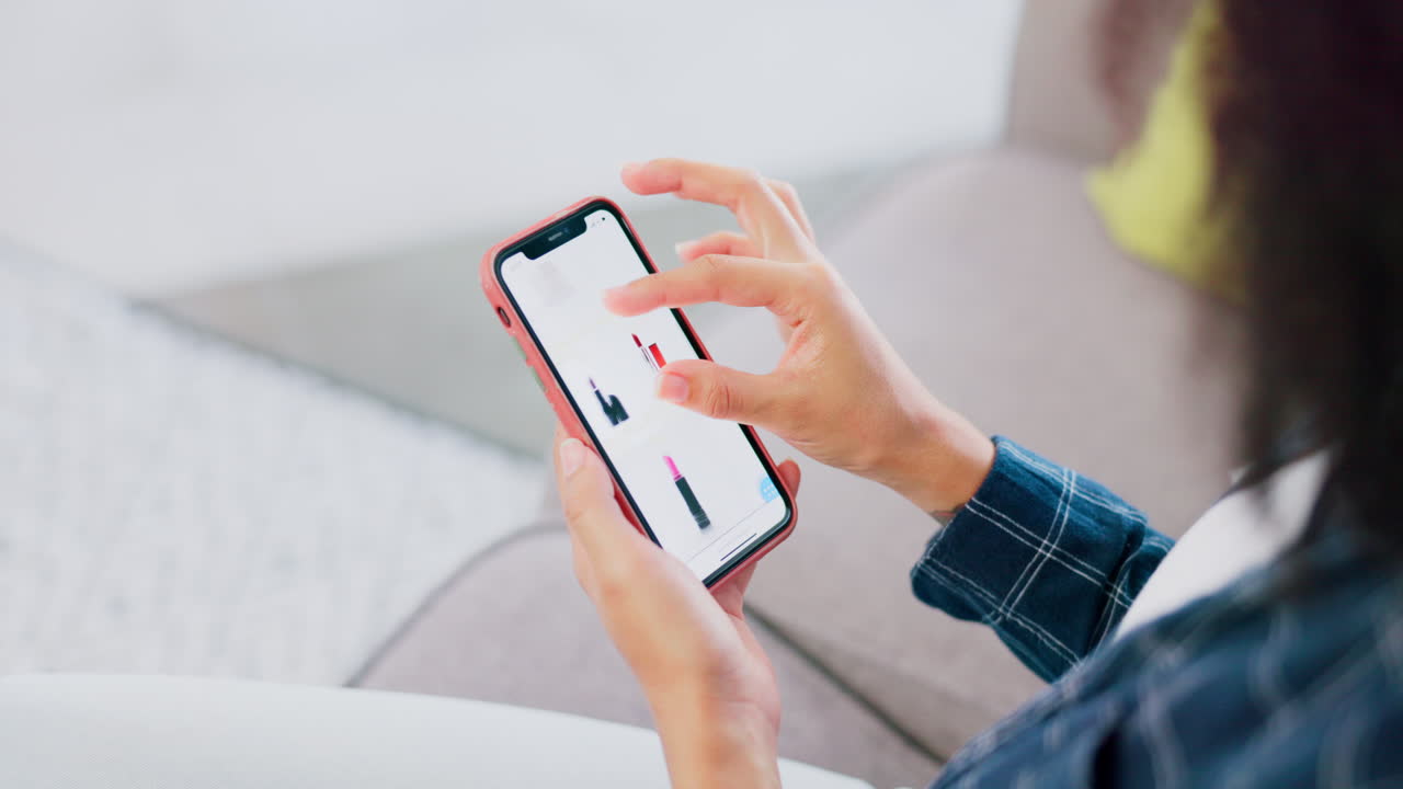 teléfono, compras en línea y maquillaje con una mujer