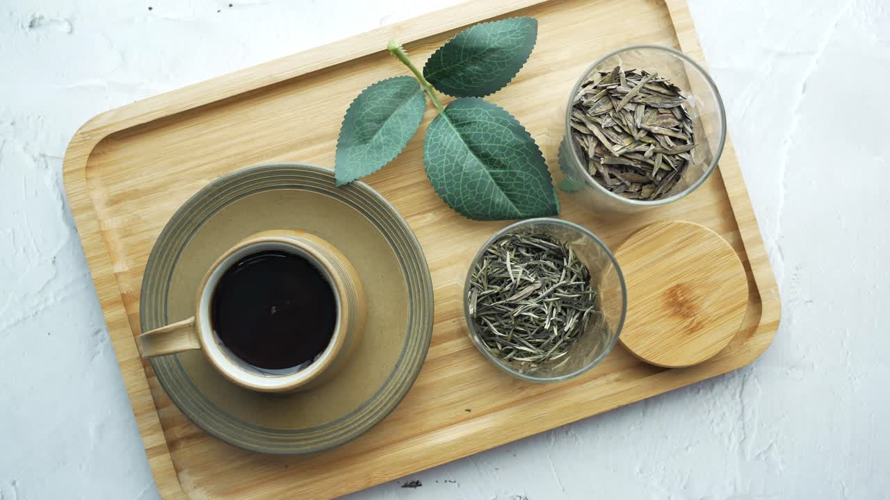 나무 트레이 에 있는 차 종류 의 종류