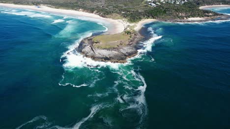 Vista-Aérea-De-Las-Olas-En-La-Playa-De-Angourie-Point-En-Nueva-Gales-Del-Sur,-Australia