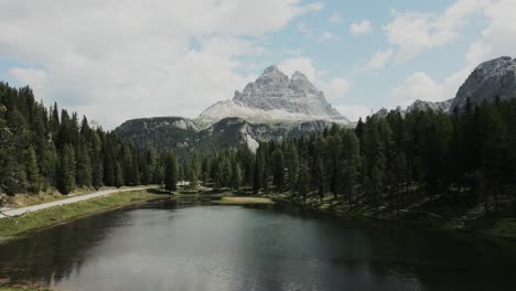 Luftaufnahme-Des-Antorno-Sees,-Italien,-Beim-Überqueren-Der-Bäume