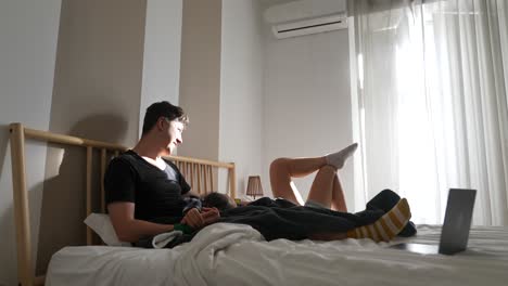 pareja relajándose en la cama