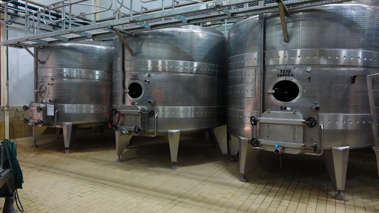 tanques de acero inoxidable para la maduración del vino en bodega