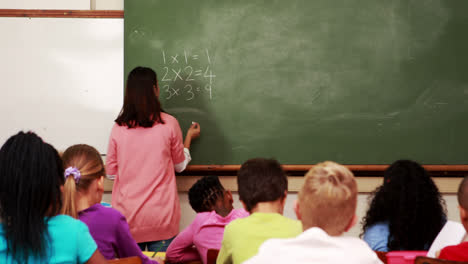 Bonita-Profesora-Enseñando-Matemáticas-A-Sus-Alumnos.