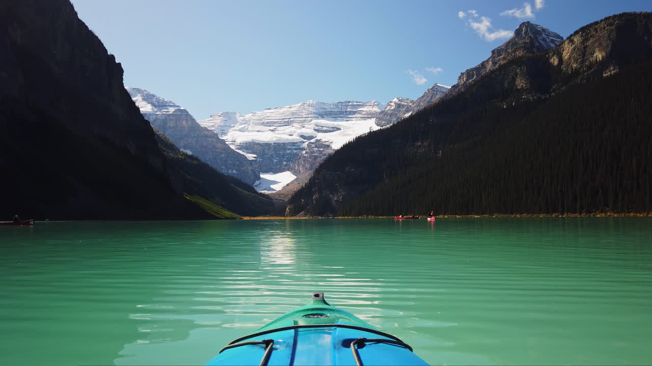 Prua di un kayak sulle acque tranquille del Lago Louise in Alberta, Canada.