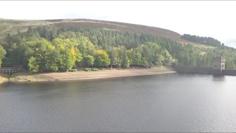 One-of-the-many-reservoirs-of-the-Peak-District-area,-here-seen-from-up-high