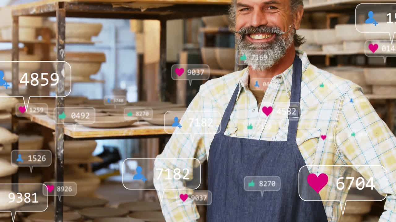 Artigiano ceramista in piedi nel laboratorio, che mostra icone fluttuanti di marketing sui social media con contatori.