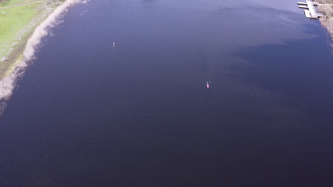 카운티 fermanagh의 아일랜드 강에서 카약이 무인 항공기로 날아갑니다.