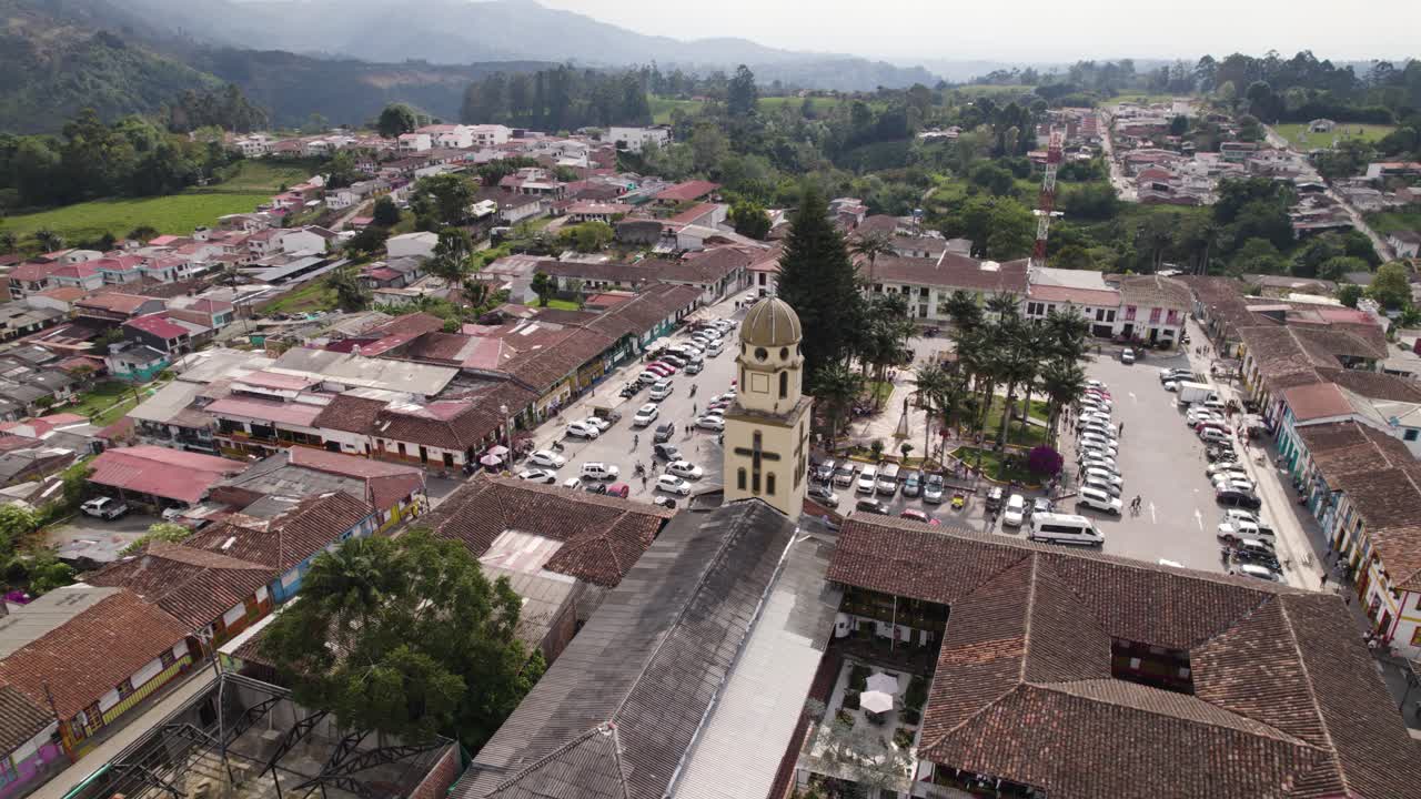 vista aérea alrededor de la iglesia de nuestra señora del carmen, en el soleado salento, colombia